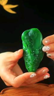 和田玉老坑碧玉手把件鹰,俏色巧雕质地细腻 .手感光滑舒适 精工打造～